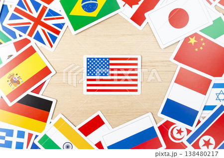 アメリカ国旗とたくさんの国旗カード 138480217