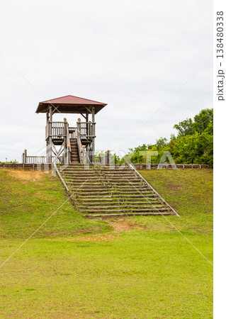 新緑に包まれた箱田山園地の展望台 新緑に包まれた箱田山園地の展望台 138480338