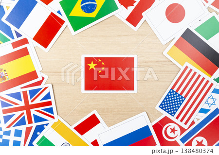 中国国旗とたくさんの国旗カード 138480374