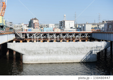 河川内で進む橋脚基礎工事と仮設構台の施工風景3 河川内で進む橋脚基礎工事と仮設構台の施工風景3 138480447