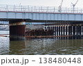 河川内で進む橋脚基礎工事と仮設構台の施工風景1 138480448