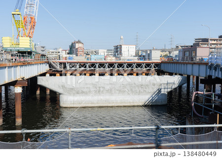 河川内で進む橋脚基礎工事と仮設構台の施工風景2 河川内で進む橋脚基礎工事と仮設構台の施工風景2 138480449