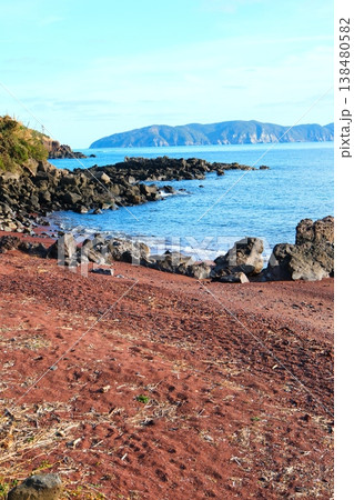 長崎県の五島列島 小値賀島の赤浜海岸 138480582