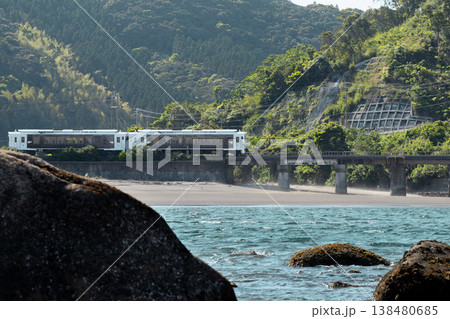 青空の宮崎県日南市山王の浜を走るJR九州日南線キハ40 138480685