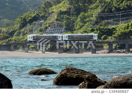 宮崎県日南市山王の磯海岸を走る特急海幸山幸 138480687