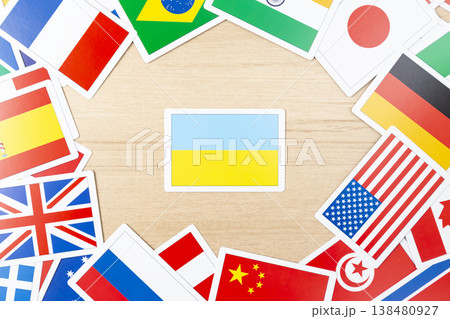 ウクライナ国旗とたくさんの国旗カード ウクライナ国旗とたくさんの国旗カード 138480927