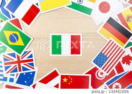 イタリア国旗とたくさんの国旗カード 138481008