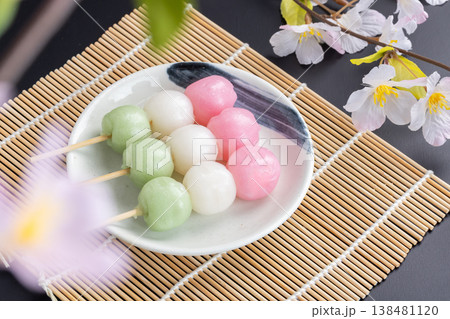 春の和菓子三色団子 春の和菓子三色団子 138481120