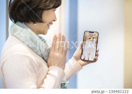 スマホで留守番中の愛猫の様子を確認する女性 ペットカメラ イメージ スマホで留守番中の愛猫の様子を確認する女性 ペットカメラ イメージ 138481122
