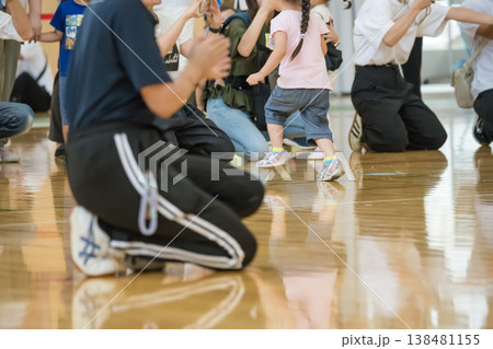 【保育園の運動会 障害物競走】 【保育園の運動会 障害物競走】 138481155