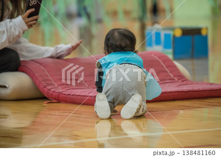 【保育園の運動会　障害物競走マット】 138481160