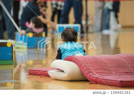 【保育園の運動会　障害物競走マット】 138481161