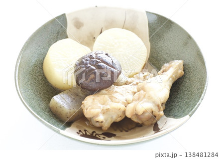 鶏肉手羽元と大根の煮物 138481284