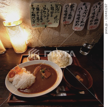 居酒屋のカレーランチ 138481287