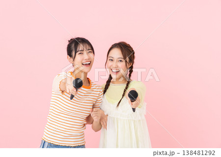 カラオケをする若い女性 138481292