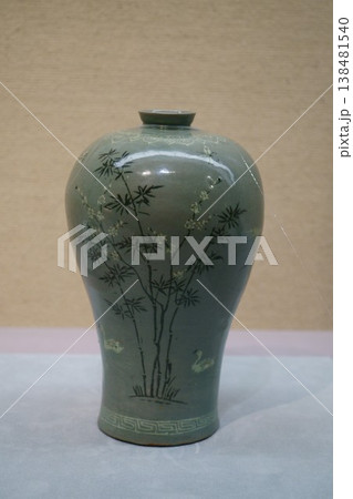 9497 青磁象嵌梅竹柳水禽文瓶 9497 青磁象嵌梅竹柳水禽文瓶 138481540