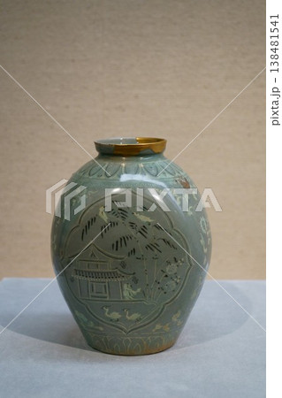 9498　青磁象嵌山水人物文扁壺 138481541