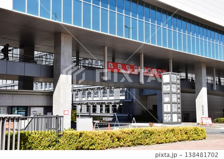東京都江東区 豊洲市場の正門(北)と町並み 東京都江東区 豊洲市場の正門(北)と町並み 138481702