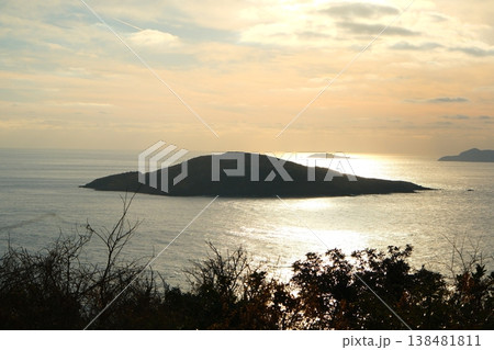 長崎県の五島列島 小値賀島 斑島園地からのサンセット 長崎県の五島列島 小値賀島 斑島園地からのサンセット 138481811