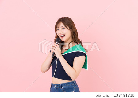 カラオケをする若い女性 カラオケをする若い女性 138481819
