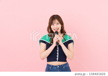 カラオケをする若い女性　 138481820