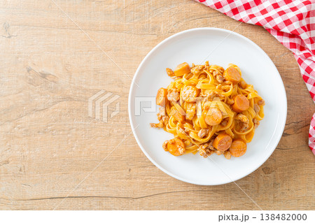 spaghetti pasta sausage and minced pork 138482000