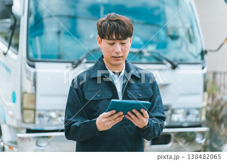 タブレット端末とトラックドライバー タブレット端末とトラックドライバー 138482065