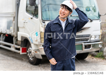 笑顔のトラックドライバー 138482148