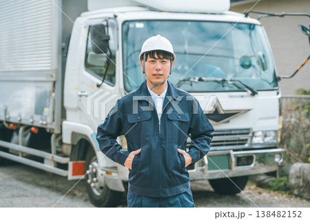 笑顔のトラックドライバー 138482152