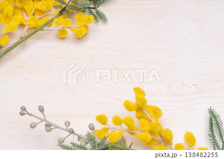 木目背景に広がるミモザの花の接写 138482255
