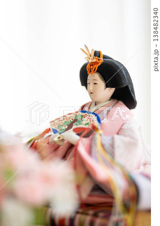 雛人形のお雛様(女雛)/ひな祭り・桃の節句の日本伝統行事 雛人形のお雛様(女雛)/ひな祭り・桃の節句の日本伝統行事 138482340