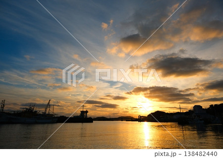 長崎県の五島列島 小値賀島笛吹港の夕日 長崎県の五島列島 小値賀島笛吹港の夕日 138482440