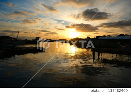 長崎県の五島列島 小値賀島笛吹港の夕日 長崎県の五島列島 小値賀島笛吹港の夕日 138482460
