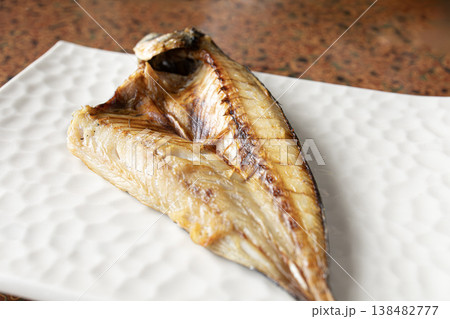 脂が乗ってこんがり焼き上がったホクホクのアジの開き 138482777