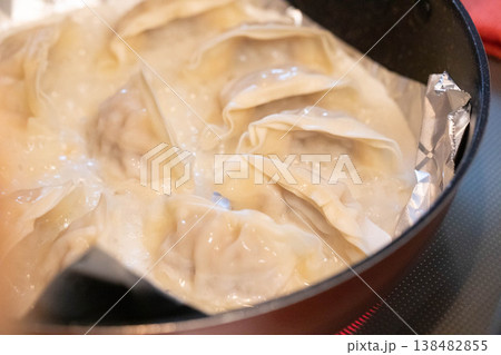 フライパンで手軽に調理する冷凍餃子 フライパンで手軽に調理する冷凍餃子 138482855