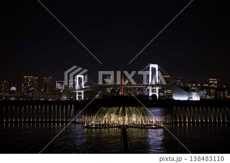 東京都　お台場海浜公園の噴水ショー　アクアシンフォニー 138483110
