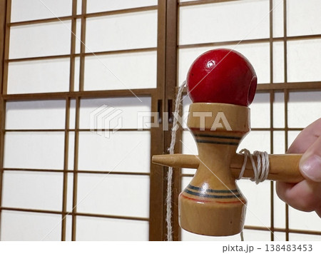 障子の前でけん玉で遊ぶ様子 日本の伝統玩具 室内遊び 障子の前でけん玉で遊ぶ様子 日本の伝統玩具 室内遊び 138483453