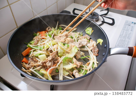 フライパンで野菜炒めを調理しているシーン 138483772