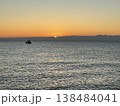 夕日に染まる海と漁船 138484041