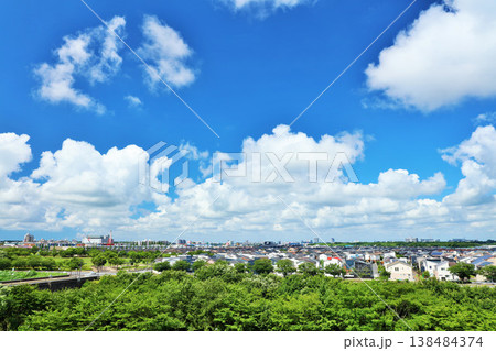 爽やかな青空と街の風景 138484374
