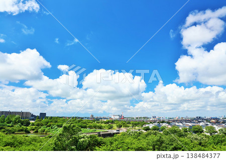 爽やかな青空と街の風景 138484377