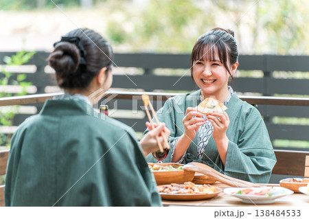 バルコニー・ウッドデッキで食事する旅館・温泉旅館に女子旅に来た若いアジア人女性（旅行・トラベル） 138484533