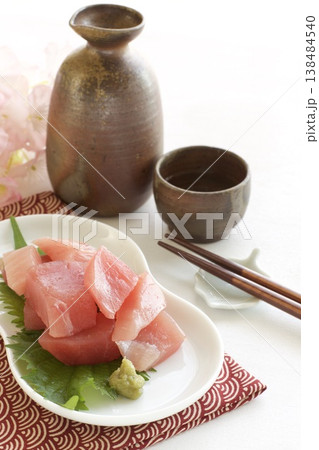 マグロの刺身と日本酒 マグロの刺身と日本酒 138484540