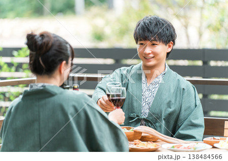 バルコニー・ウッドデッキで食事する旅館・温泉旅館に来た若いアジア人カップル（旅行・トラベル） 138484566