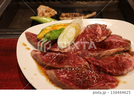 焼肉、肉を焼く 焼肉、肉を焼く 138484625