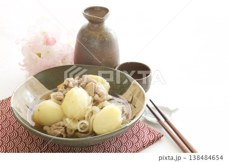 肉じゃがと日本酒 肉じゃがと日本酒 138484654