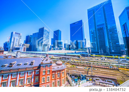 日本の東京都市景観超弩級幸運を呼ぶドクターイエローや東京駅、電車、八重洲などのビル群、桜を望む 138484732