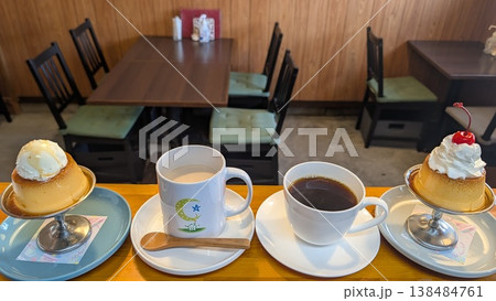 レトロなプリンとホットドリンク 138484761