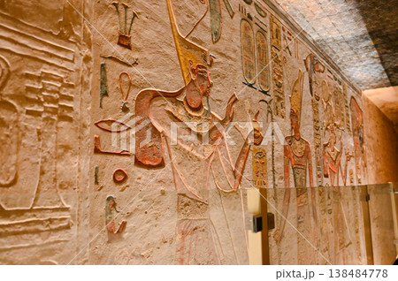 王家の谷　ラムセス3世王墓　ファラオと神々　壁画　ルクソール 138484778