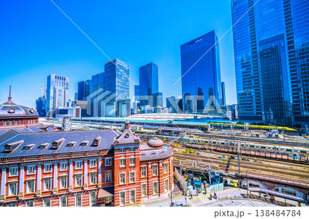日本の東京都市景観超弩級幸運を呼ぶ新幹線・ドクターイエローや東京駅、電車、八重洲などのビル群を望む 日本の東京都市景観超弩級幸運を呼ぶ新幹線・ドクターイエローや東京駅、電車、八重洲などのビル群を望む 138484784